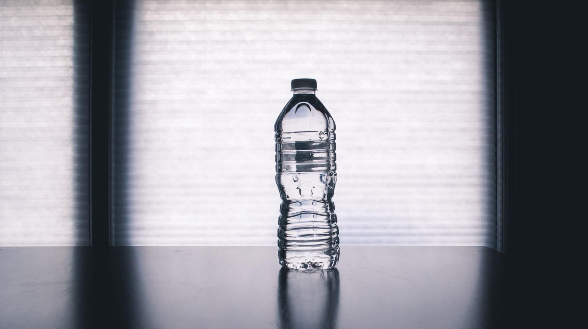 Многоразовые бутылки для воды выделяют сотни химикатов