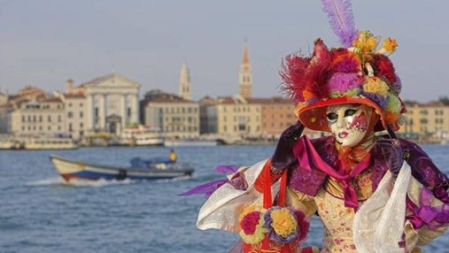 Впервые за два года: в Венеции снова проходит легендарный карнавал – яркие фото