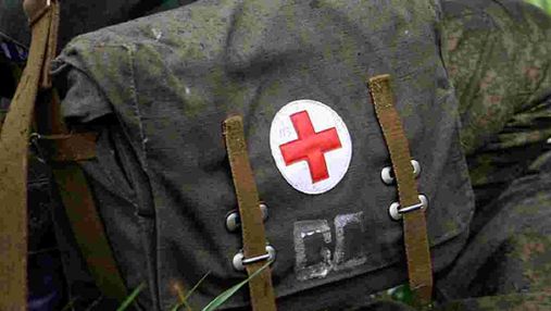 Українські лікарі надають допомогу російським військовим, які здалися в полон