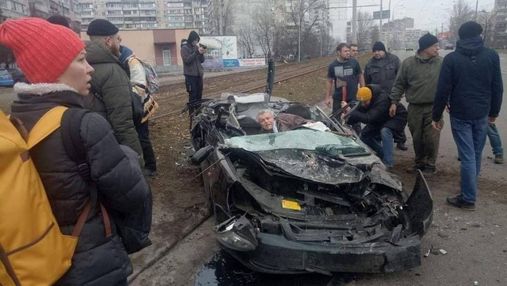 Выжил и планирует идти в тероборону: рассказ мужчины, чью машину переехал вражеский танк в Киеве