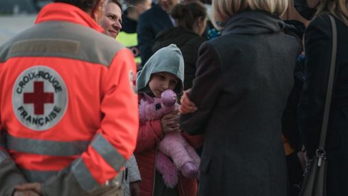 Українські діти з онкозахворюваннями прибули на лікування до Франції