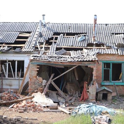 На линии фронта: ужасные фото разрушений из освобожденного поселка Питомник в Харьковской области