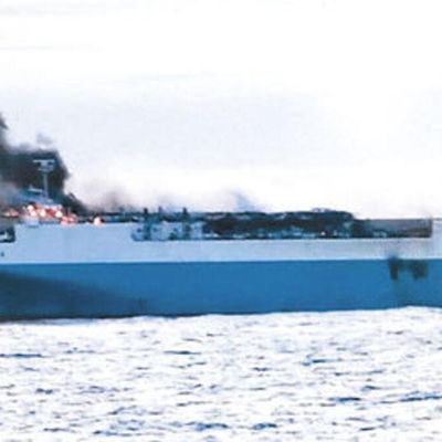 У Японському морі згоріло російське судно з 570 авто на борту
