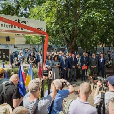 Біля консульства Росії у Гданську відкрили сквер імені Героїчного Маріуполя