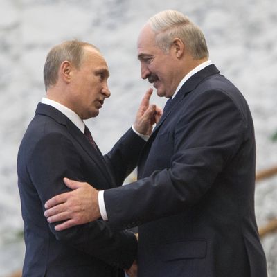 Лукашенко торгуется с Путиным, – Калиновский о вероятности наступления Беларуси