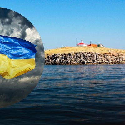 Український прапор на Зміїному: росіяни вели розвідку, але удар завдати не наважуються