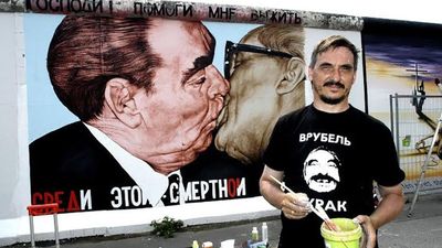 Умер художник Дмитрий Врубель, нарисовавший "Братский поцелуй" Брежнева в Берлине