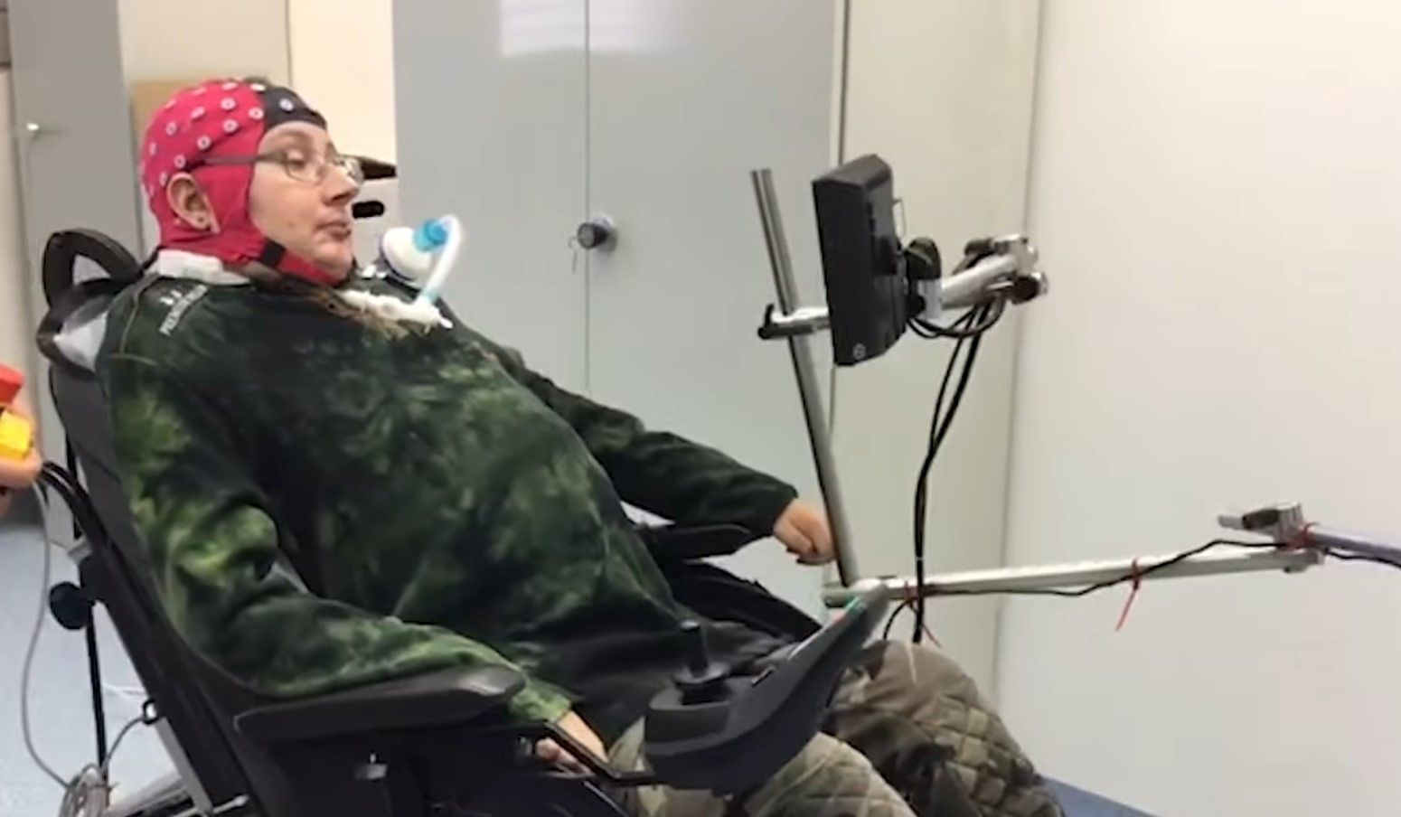 Паралізовані люди змогли керувати інвалідним візком силою думки - Здоровʼя 24
