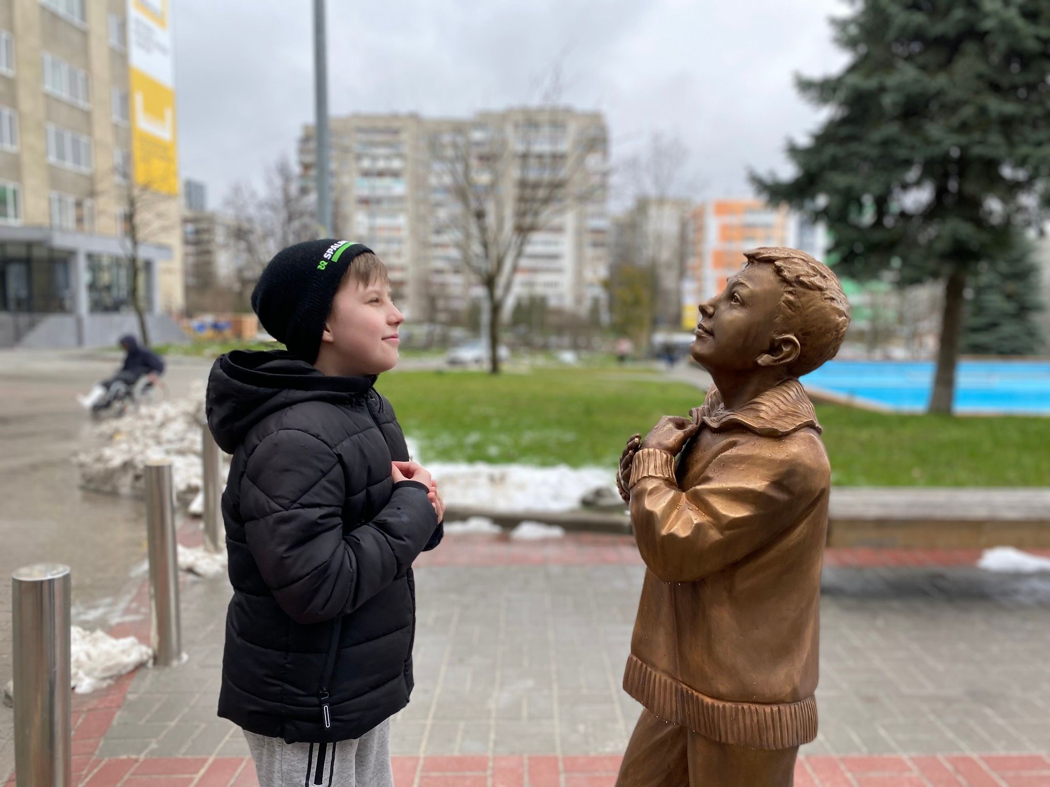 У Львові встановили скульптуру хлопчика, який чекав під операційною на тата: зворушливі фото - Здоровʼя 24