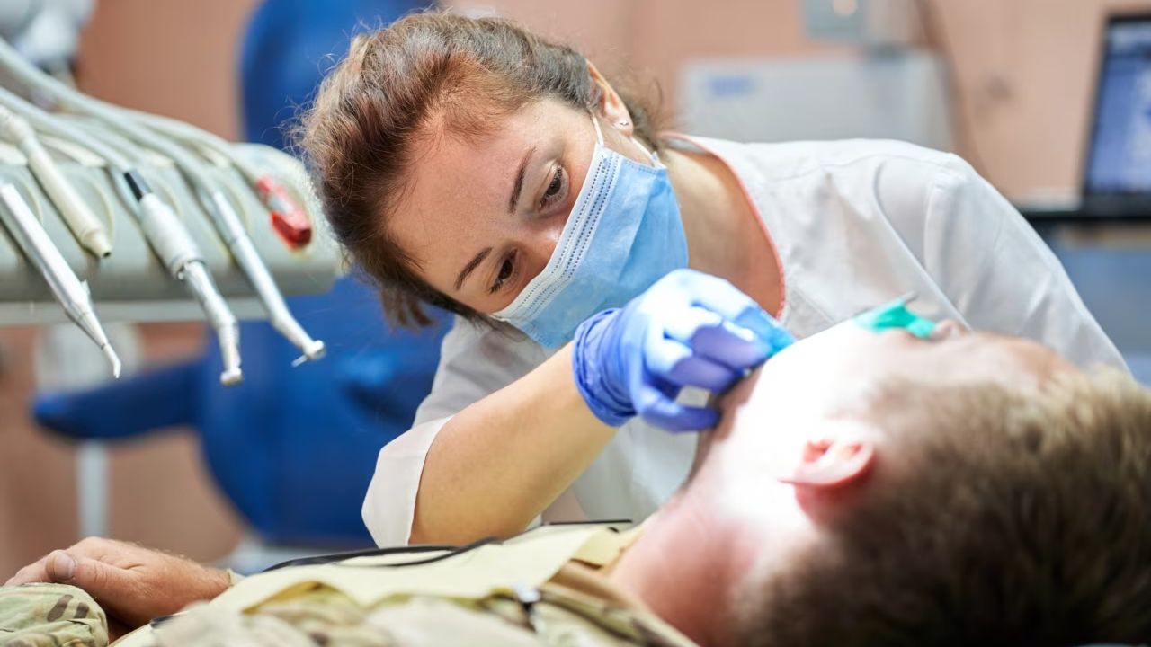 "Щось вдарило у щоку": у бійця ЗСУ виявили в щелепі кулю замість двох зубів "Щось вдарило у щоку": у бійця ЗСУ виявили в щелепі кулю замість двох зубів