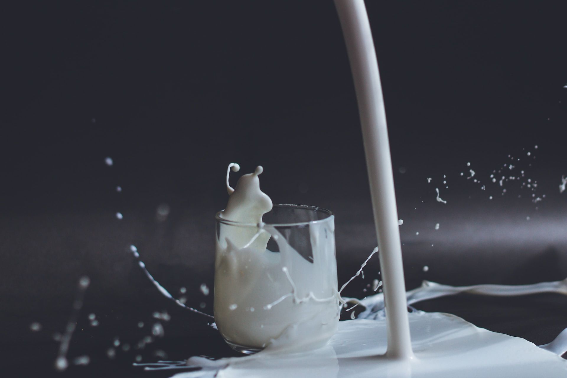Чи можна дорослим вживати молоко: усі за і проти - Здоровʼя 24