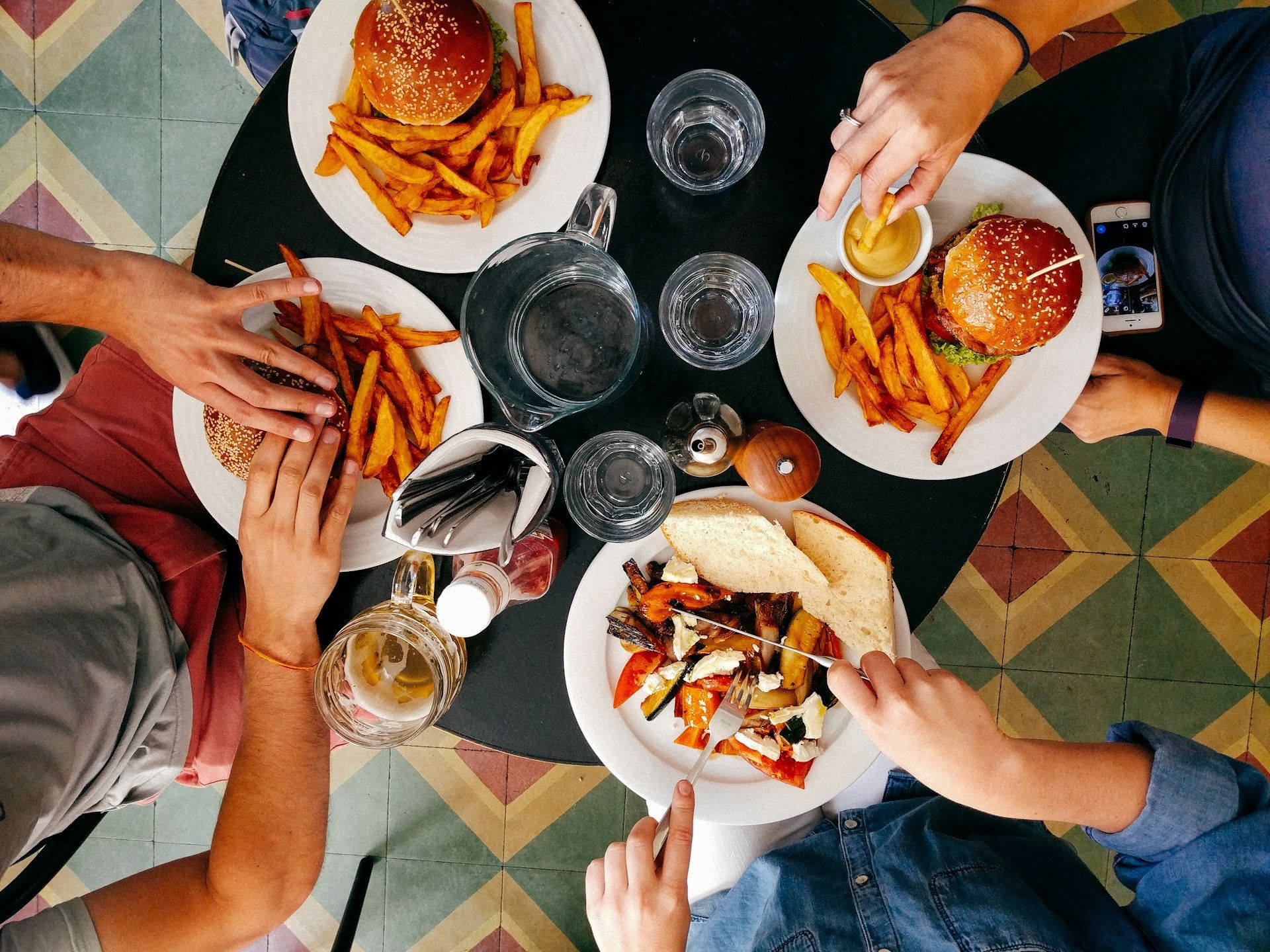 Некоторые блюда в заведениях превышают суточную норму калорий: какая любимая еда мешает похудению - Здоровье 24