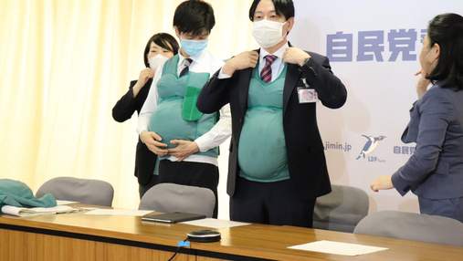 Японские депутаты ходили с накладными животами, чтобы лучше понимать беременных женщин: видео