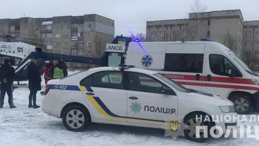 Полицейский вертолет доставил 2 пациентов с инсультом во львовские больницы