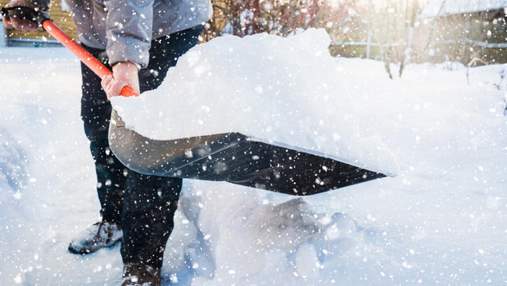 Збирання снігу може стати причиною раптової зупинки серця: що треба знати