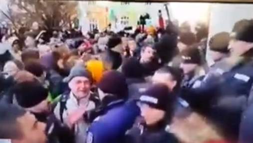 В Болгарии антивакцинаторы штурмовали парламент: видео протеста